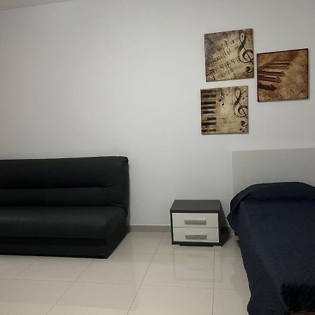 Claire'S Court Apartamento Marsaxlokk Exterior foto